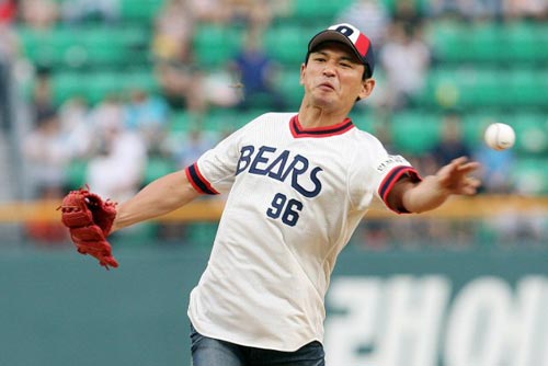 23일 오후 서울 잠실구장에서 열린 2009 프로야구 두산 베어스-롯데 자이언츠 경기 전, 영화배우 황정민이 시구를 하고 있다. 