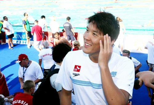  25일 오전(현지시각) 이탈리아 로마 포로 이탈리코 수영장에서 박태환이 국제수영연맹(FINA) 2009 세계수영선수권에 대비한 마지막 훈련을 마친 후 취재진과 대화 하고 있다. 