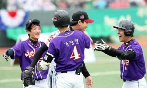 25일 광주 무등야구장에서 열린 2009 프로야구 올스타전에 앞서 KBS 인기 프로그램 ‘천하무적 야구단’ 출연진과 올스타 선수들이 참가하는 ‘천하무적 야구 이벤트’가 열려 천하무적팀 김창렬이 올스타팀 봉중근(LG 트윈스)을 상대로 안타를 친 후 팀 동료들과 함께 환호하고 있다. 