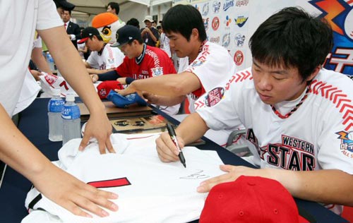 25일 광주 무등야구장에서 열린 2009 프로야구 올스타전에 앞서 KIA 신인 안치홍이 팬사인회를 갖고 있다. 