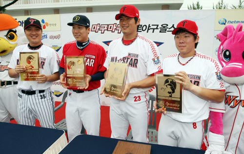 25일 광주 무등야구장에서 열린 2009 프로야구 올스타전에 앞서 LG 이진영, 두산 김현수 KIA 최희섭, 안치홍(왼쪽부터)이 팬사인회에 앞서 기념촬영을 하고 있다. 