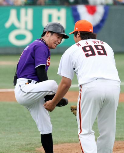  25일 광주 무등야구장에서 열린 2009 프로야구 올스타전에 앞서 KBS 인기 프로그램 ‘천하무적 야구단’ 출연진과 올스타 선수들이 참가하는 ‘천하무적 야구 이벤트’ 중, 천하무적팀 임창정(왼쪽)이 올스타팀 류현진(한화 이글스)에게 빈볼을 맞자 닭싸움을 걸고 있다. 