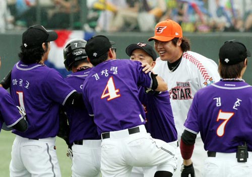  25일 광주 무등야구장에서 열린 2009 프로야구 올스타전에 앞서 KBS 인기 프로그램 ‘천하무적 야구단’ 출연진과 올스타 선수들이 참가하는 ‘천하무적 야구 이벤트’ 중, 천하무적팀 임창정이 올스타팀 류현진(한화 이글스)의 공에 맞자 천하무적팀이 항의하고 있다. 