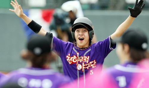  25일 광주 무등야구장에서 열린 2009 프로야구 올스타전에 앞서 KBS 인기 프로그램 ‘천하무적 야구단’ 출연진과 올스타 선수들이 참가하는 ‘천하무적 야구 이벤트’ 중, 천하무적팀 동호가 올스타팀 투수로 변신한 김현수(두산 베어스)의 공을 쳐 안타를 만들어내고 환호하고 있다. 