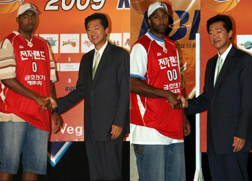 24일(현지시간) 미국 라스베거스 몬테카를로 호텔 이스트볼룸에서 진행된 2009 KBL 외국 선수 드래프트, 전자랜드 박종천 감독이 1라운드 8순위로 지명한 크리스 다니엘스(왼쪽), 2라운드 3순위 아말 맥카스킬과 악수를 하고 있다. 