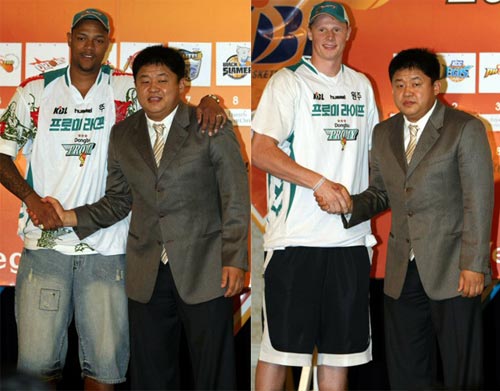 24일(현지시간) 미국 라스베거스 몬테카를로 호텔 이스트볼룸에서 진행된 2009 KBL 외국 선수 드래프트, 동부 강동희 감독이 1라운드 10순위로 지명한 마퀸 챈들러(왼쪽), 2라운드 1순위 게리 윌킨슨과 악수를 하고 있다. 