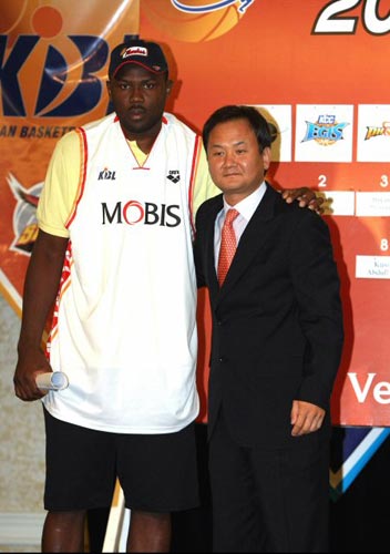 24일(현지시간) 미국 라스베거스 몬테카를로 호텔 이스트볼룸에서 진행된 2009 KBL 외국 선수 드래프트, 모비스 유재학 감독(오른쪽)이 2라운드 8순위로 지명한 압둘라히 쿠소와 악수를 하고 있다. 