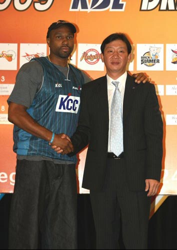 24일(현지시간) 미국 라스베거스 몬테카를로 호텔 이스트볼룸에서 진행된 2009 KBL 외국 선수 드래프트, KCC 허재 감독(오른쪽)이 2라운드 9순위로 지명한 맥 터크와 악수를 하고 있다. 