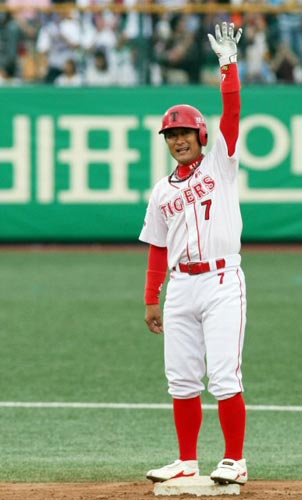 25일 광주 무등경기장에서 열린 2009 프로야구 올스타전 이스턴리그-웨스턴리그 경기, 웨스턴리그 이종범(KIA)이 1회말 2루타를 친 후 관중들의 성원에 손을 흔들어 답례하고 있다. 