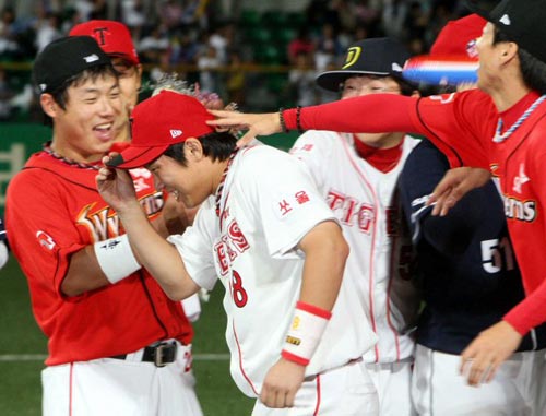  25일 광주 무등경기장에서 열린 2009 프로야구 올스타전 이스턴리그-웨스턴리그 경기, 웨스턴리그 안치홍(KIA)이 MVP에 선정되자 올스타 동료들이 축하해주고 있다. 