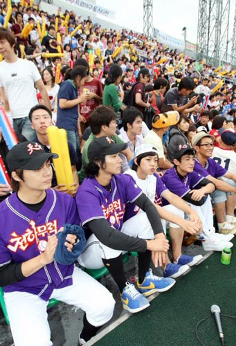  25일 광주 무등경기장에서 열린 2009 프로야구 올스타전 이스턴리그-웨스턴리그 경기,  KBS ‘천하무적 야구단’ 출연진들이 관중석에서 경기를 지켜보고 있다. 