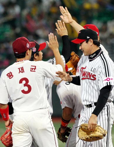  25일 광주 무등경기장에서 열린 2009 프로야구 올스타전 이스턴리그-웨스턴리그 경기,  승리한 웨스턴리그 선수들이 하이파이브를 하고 있다. 