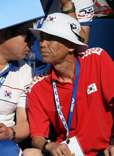 26일 오후(현지시각) 한국경영대표팀 노민상 감독이 이탈리아 로마 포로 이탈리코 수영장에서 열린 2009로마 세계수영선수권대회 남자 자유형 400m 결승전을 관람하고 있다. 