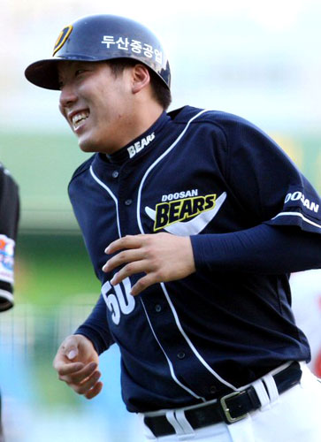 29일 대전 한밭야구장에서 열린 2009 프로야구 한화와 두산의 경기. 두산 겸현수가 1회초 2사1루에서 김동주의 1타점 2루타 때 득점하고 있다. 