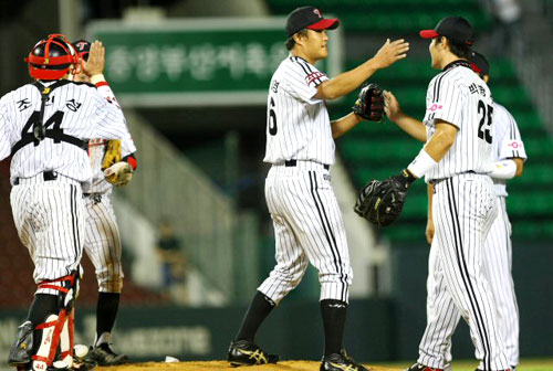 29일 오후 서울 잠실 야구장에서 열린 프로야구 삼성라이온즈 대 LG트윈스의 경기에서 9회 등판해 6대5 승리를 지켜낸 LG투수 이재영을 비롯한 선수들이 서로를 격려하고 있다. 