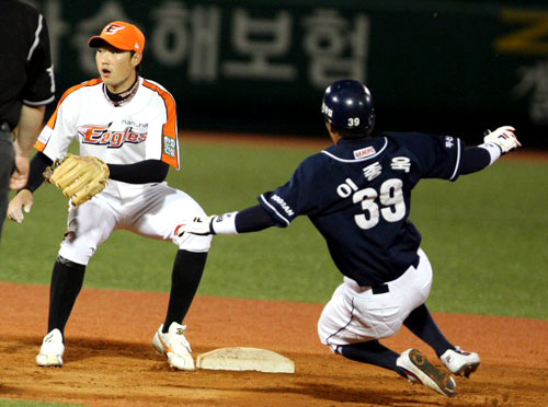 29일 오후 대전 한밭야구장에서 열린 2009 프로야구 한화와 두산의 경기. 두산 이종욱이 5회초 2사 1루 김현수 타석 때 2루 도루하고 있다. 