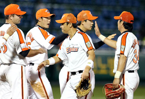 오후 대전 한밭야구장에서 열린 2009 프로야구 한화와 두산의 경기에서 승리한 한화 선수들이 즐거워하고 있다. 