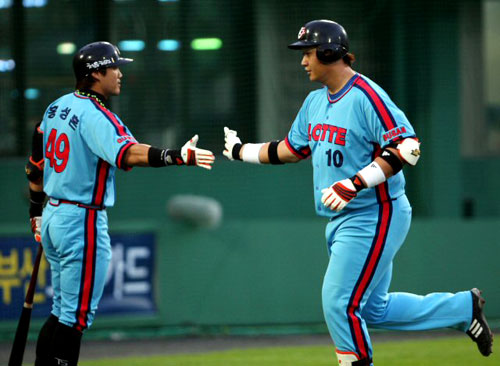 29일 부산 사직야구장에서 열린 프로야구 KIA 대 롯데 경기. 2회말 무사에서 롯데 이대호가 홈런성 볼을 때리고 홈으로 들어오면서 홍성흔과 하이파이브하고 있다. 비디오판독결과 이대호의 타구는 2루타로 확인됐다. 이 날 롯데는 KIA를 14대 3으로 크게 이겼다. 