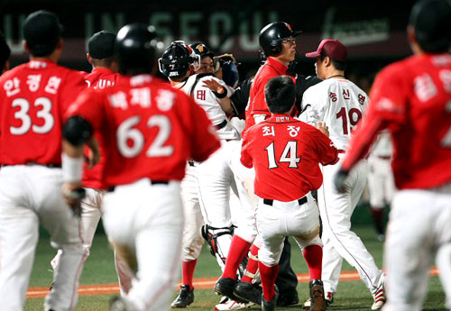 30일 오후 서울 목동야구장에서 열린 2009 프로야구 히어로즈와 SK의 경기에서 7회초 SK나주환 타석때 히어로즈 투수 송신영의 빈볼시비가 붙어 선수들이 마운드에 오르고 있다. 