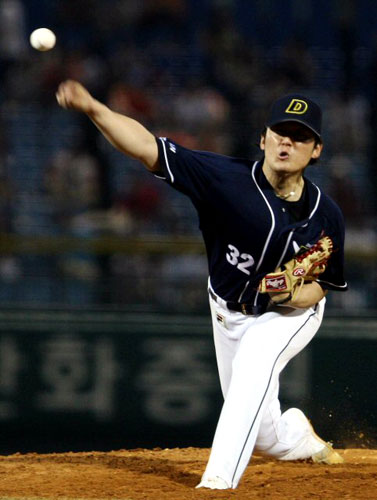 30일 오후 대전 한밭야구장에서 열린 한화와 두산의 경기에서 두산 선발투수 김선우가 역투하고 있다. 이 날 두산은 한화를 2대 1로 이겼다. 