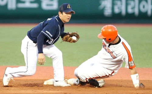 30일 오후 대전한밭야구장에서 열린 2009 프로야구 한화와 대전의 경기. 한화 신경현이 3회말 무사 1루에서 2루 도루를 하다 아웃되고 있다. 