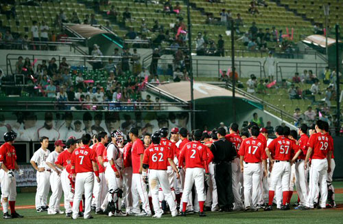 30일 오후 서울 목동야구장에서 열린 2009 프로야구 히어로즈와 SK의 경기에서 7회초 SK나주환 타석때 히어로즈 투수 송신영의 빈볼시비로 양 팀이 벤치 클리어링에 나서 마운드 위에서 대치하고 있다. 
 