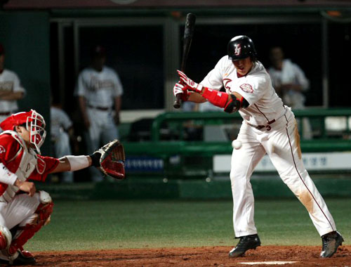 30일 오후 서울 목동야구장에서 열린 2009 프로야구 히어로즈와 SK의 경기에서 6회말 1사 1루 상황에서 히어로즈 황재균이 SK투수 고효준이 던진 공에 맞고 있다. 