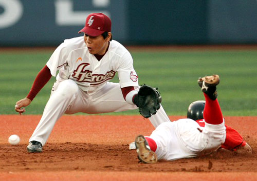 30일 오후 서울 목동야구장에서 열린 2009 프로야구 히어로즈와 SK의 경기 3회초 무사상황에서 SK 김강민 타석때 1루주자 정근우가 2루 도루에 성공하고 있다. 