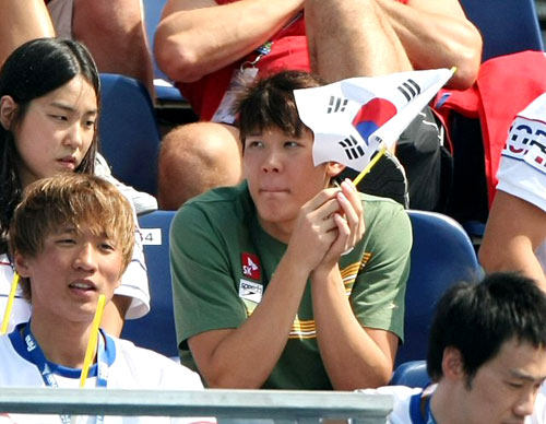 2009로마 세계수영선수권대회에 출전한 박태환이 31일 오후(현지시각) 이탈리아 로마 포로 이탈리코 메인풀에서 열린 남자 접영 100m 예선에서 출전한 정두희를 응원하며 생각에 잠겨 있다. 