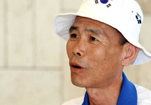 2009로마 세계수영선수권대회에 출전한 한국대표팀의 노민상 감독이 박태환의 남자 자유형 1,500m예선 경기를 하루 앞둔 31일 오후(현지시각) 로마 시내 한 호텔에서 기자들과 인터뷰를 하고 있다. 