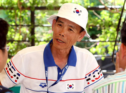 2009로마 세계수영선수권대회에 출전한 한국대표팀의 노민상 감독이 박태환의 남자 자유형 1,500m예선 경기를 하루 앞둔 31일 오후(현지시각) 로마 시내 한 호텔에서 기자들과 인터뷰를 하고 있다. 