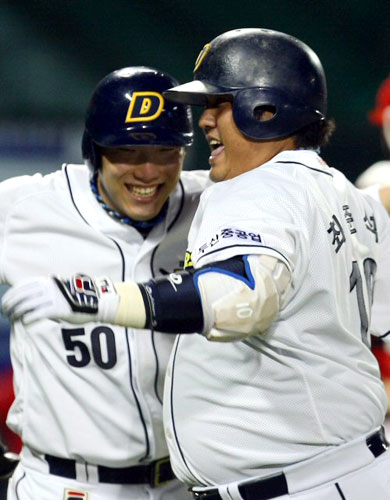 31일 서울 잠실야구장에서 열린 2009 프로야구 두산과 SK의 경기에서 6회 무사 1,3루 찬스에서 두산 최준석이 3점 홈런을 친 뒤 김현수와 기쁨을 나누고 있다. 이 날 두산은 6대 4로 SK에 이겼다. 