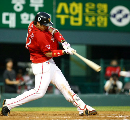 31일 서울 잠실야구장에서 열린 2009 프로야구 두산과 SK의 경기에서 SK 정상호가 5회초 1사 주자 2루 상황에서 1타점 적시타를 치고 있다. 