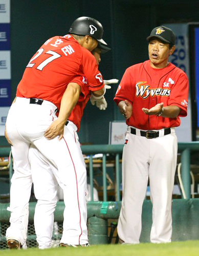 31일 서울 잠실야구장에서 열린 2009 프로야구 두산과 SK의 경기에서 SK 이호준이 6회초 무사 상황에서 솔로 홈런을 쳐 개인통산 200호 홈런을 달성한 뒤 더그아웃으로 들어오자 이만수 코치가 등에 업어 축하해 주고 있다. 