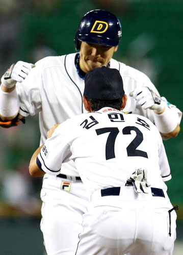 31일 서울 잠실야구장에서 열린 2009 프로야구 두산과 SK의 경기 6회 무사 2,3루 찬스에서 두산 김현수가 2타점 적시타를 친 뒤 김민호 코치와 하이파이브를 하고 있다. 