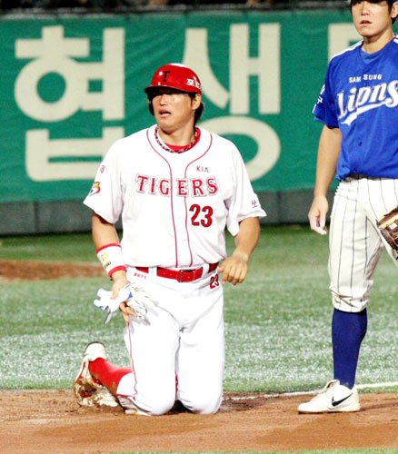 31일 광주 무등경기장에서 열린 `2009 프로야구' 기아 타이거즈와 삼성 라이온즈의 경기 6회말 1사 만루에서 기아 3루 주자 최희섭이 이현곤의 외야 뜬공으로 홈으로 들어오지 못하고 3루에 머물러 있다. 