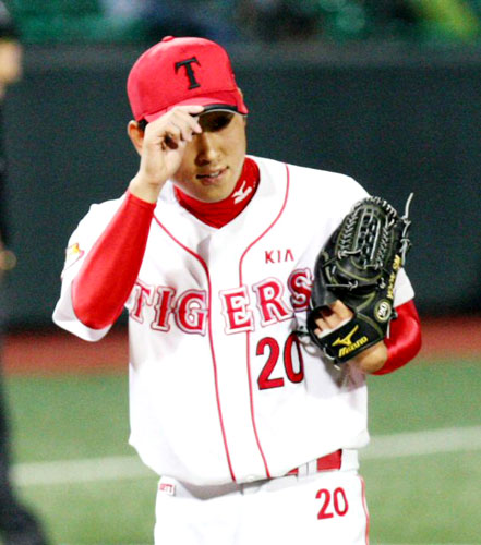 31일 광주 무등경기장에서 열린 `2009 프로야구' 기아 타이거즈와 삼성 라이온즈의 경기 7회초 1사 1, 2루에서 기아 선발투수 윤석민이 자신의 공에 맞은 삼성 조동찬에게 사과하고 있다. 