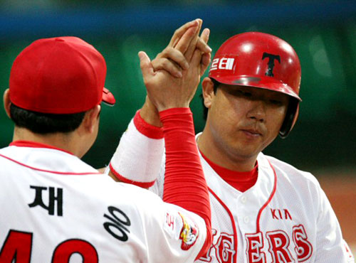 31일 광주 무등경기장에서 열린 `2009 프로야구' 기아 타이거즈와 삼성 라이온즈의 경기에서 4회말 1사 기아 3루 주자 홍세완이 8번 이현곤의 안타로 홈으로 들어온 뒤 동료들과 하이파이브를 하고 있다. 기아 3-1 리드. 