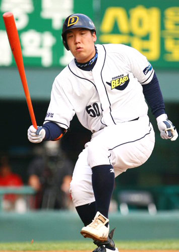 31일 서울 잠실야구장에서 열린 2009 프로야구 두산과 SK의 경기에서 1회말 첫 타석에 나선 두산의 김현수가 상대 선발 카도쿠라의 몸쪽 공을 간신히 피하고 있다. 