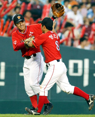 31일 서울 잠실야구장에서 열린 2009 프로야구 두산과 SK의 경기에서 4회말 1사 1,3루 상황에서 두산 김동주의 내야땅볼을 병살로 처리한 SK 내야수 나주환, 정근우가 서로의 수비 성공을 자축하고 있다. 