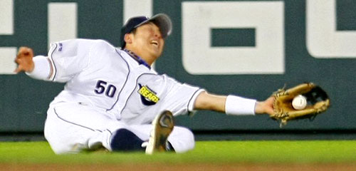 31일 서울 잠실야구장에서 열린 2009 프로야구 두산과 SK의 경기에서 5회초 2사 2, 3루 상황에서 두산 김현수가 SK 최정의 타구를 몸을 날려 잡아내고 있다. 