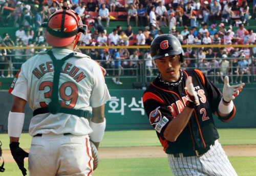 1일 오후 청주야구장에서 열린 한화와 롯데 1회초 2사 상황에서 롯데 조성환이 솔로홈런을 친 뒤 홈으로 들어오며 박수를 치고 있다. 