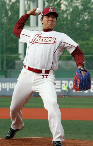 LG 트윈스와의 홈경기에 앞서 2일 오후 서울 목동구장에서 은퇴식을 가진 히어로즈 정민태 투수코치가 마운드에서 마지막 공을 던지고 있다. 정 코치는 1992년 데뷔해 15시즌 동안 124승96패 3세이브, 평균자책점 3.48을 남겼다. 1999년에는 토종 선수로는 마지막으로 20승을 거뒀다. 