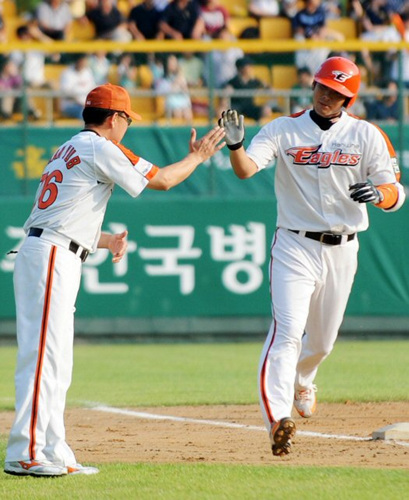 2일 오후 청주야구장에서 열린 한화와 롯데 3회말 무사, 2-0으로 한화가 뒤진상황에서 양승학이 솔로홈런을 친 뒤 홈으로 들어오며 노찬엽 코치와 하이파이브를 나누고 있다.
 