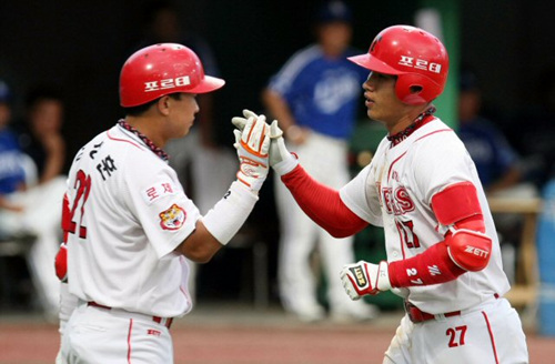 KIA 타이거즈 김상훈이 2일 광주 무등경기장 야구장에서 열린 `2009 프로야구' 삼성 라이온스와의 홈경기에서 4회말 선두타자로 나서 역전 솔로홈런을 치고 홈에 들어와 김상훈과 하이파이브를 하고 있다. 