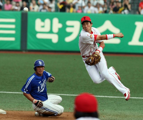 2일 광주 무등경기장 야구장에서 열린 `2009 프로야구' KIA 타이거즈와 삼성 라이온스와의 경기에서 2회초 1사 만루때 삼성 8번 현재윤의 내야땅볼로 1루주자 이영욱이 2루에서 포스아웃되고 있다. 