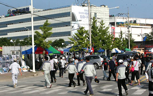 쌍용차 사측의 도장공장 물리적 진입 발표 사흘째인 4일 오전 쌍용차 전 직원이 속속 경기도 평택 쌍용자동차 평택공장으로 출근하고 있다. 