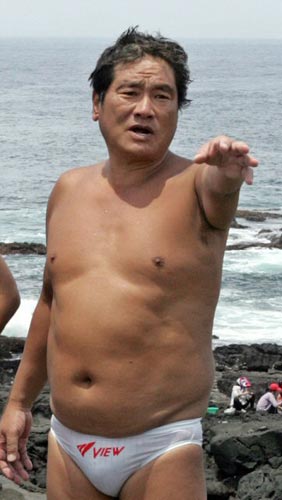 ‘아시아의 물개’ 조오련 씨가 4일 오전 전남 해남군 계곡면 법곡리 자택 현관에서 심장마비로 쓰러져 해남종합병원으로 옮겨져 심폐소생술을 받았으나 끝내 사망했다. 사진은 지난 2005년 제주도 남제주군 모슬포에서 국토 최남단 마라도까지 수영할 당시 모습. 