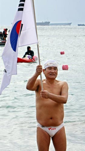 ‘아시아의 물개’ 조오련 씨가 4일 오전 전남 해남군 계곡면 법곡리 자택 현관에서 심장마비로 쓰러져 해남종합병원으로 옮겨져 심폐소생술을 받았으나 끝내 사망했다. 사진은 지난 1월 제주도 서귀포시에서 열린 겨울바다 펭귄수영대회에 참가할 당시의 모습. 