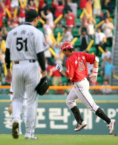 5일 서울 잠실야구장에서 열린 프로야구 LG와 KIA 경기 1회초 1사, KIA 최희섭이 홈런을 때린 뒤 베이스를 돌고 있다. 왼쪽은 LG 선발투수 봉중근. 